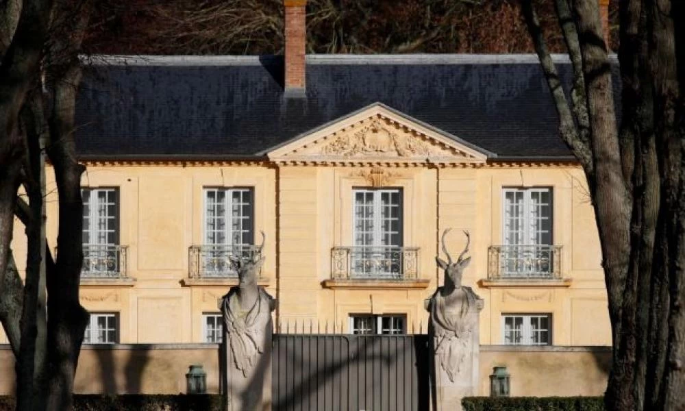 Μακρόν: Με σημαντική κόπωση και βήχα εγκαταστάθηκε στις Βερσαλλίες